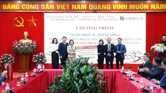 Đoàn Đại biểu Quốc hội Thành phố và Agribank tặng quà Tết tại quận Hà Đông, huyện Thanh Oai
