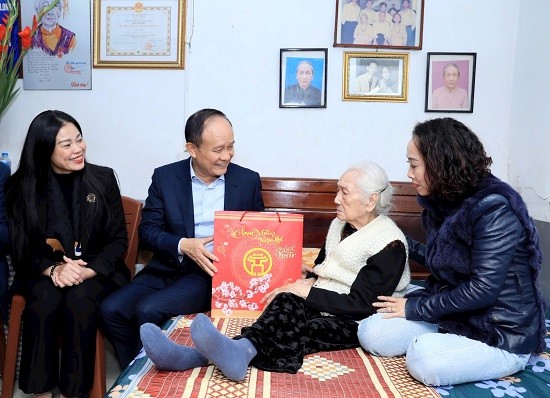 Chủ tịch HĐND thành phố Nguyễn Ngọc Tuấn thăm gia đình chính sách tại quận Hoàn Kiếm