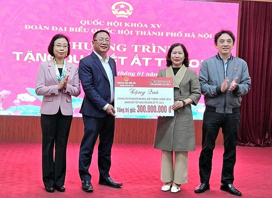 Trao quà Tết cho các gia đình có hoàn cảnh khó khăn ở huyện Phúc Thọ và thị xã Sơn Tây