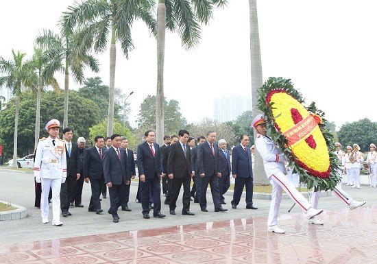 Lãnh đạo Đảng, Nhà nước và thành phố Hà Nội dâng hương tại Nghĩa trang Mai Dịch
