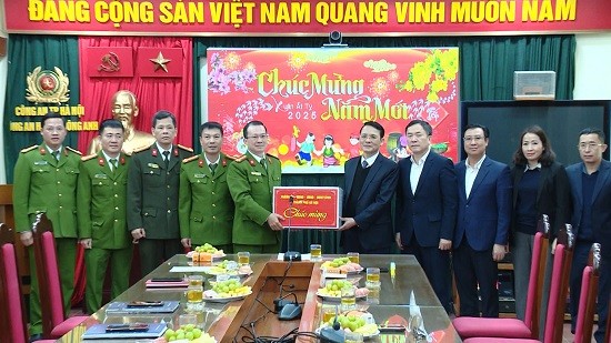 Phó Chủ tịch HĐND Thành phố Phạm Quí Tiên thăm và tặng quà Tết các gia đình chính sách tại huyện Đông Anh 