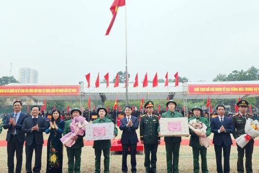 Phó Chủ tịch HĐND Thành phố Phạm Quí Tiên dự lễ giao nhận quân tại quận Cầu Giấy