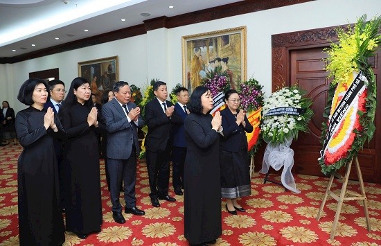 Bí thư Thành ủy Hà Nội Bùi Thị Minh Hoài viếng đồng chí Khamtay Siphandone