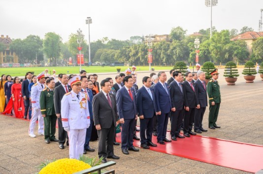 Lãnh đạo Đảng, Nhà nước và các đại biểu Quốc hội vào Lăng viếng Chủ tịch Hồ Chí Minh 