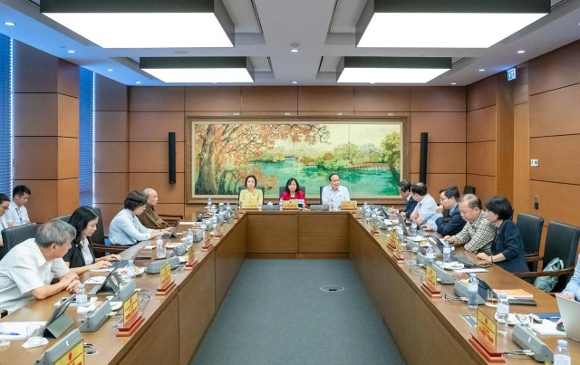 Quốc hội thảo luận về miễn, hỗ trợ học phí đối với trẻ em mầm non, học sinh phổ thông 