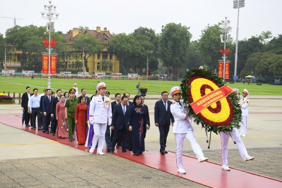 Lãnh đạo thành phố Hà Nội viếng Chủ tịch Hồ Chí Minh và các Anh hùng liệt sĩ