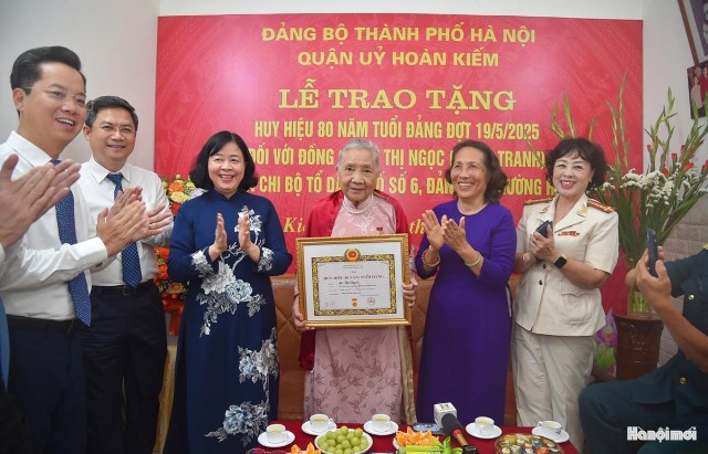Bí thư Thành ủy Hà Nội Bùi Thị Minh Hoài trao Huy hiệu 80 năm tuổi Đảng tặng đồng chí Lê Thị Ngọc