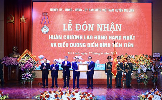 Chủ tịch HĐND Thành phố Nguyễn Ngọc Tuấn trao Huân chương Lao động tặng Đảng bộ, Chính quyền và Nhân dân huyện Mê Linh