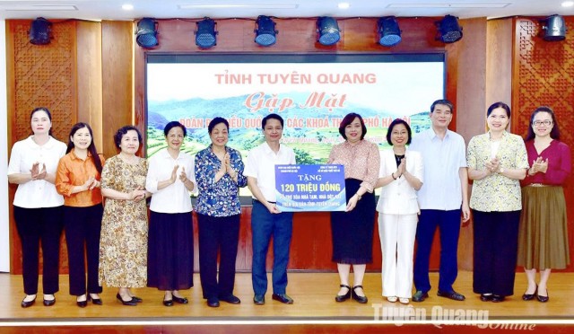 Đoàn ĐBQH thành phố Hà Nội phối hợp trao hỗ trợ xóa nhà tạm tại tỉnh Tuyên Quang